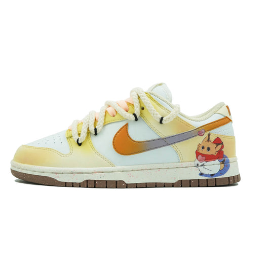 Fox Holding a Heart-Women's Court Low Custom